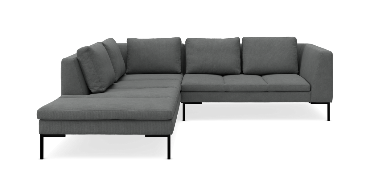 Grå L-formet hjørnesofa med venstrevendt chaiselong og slanke sorte ben, fritlagt baggrund.