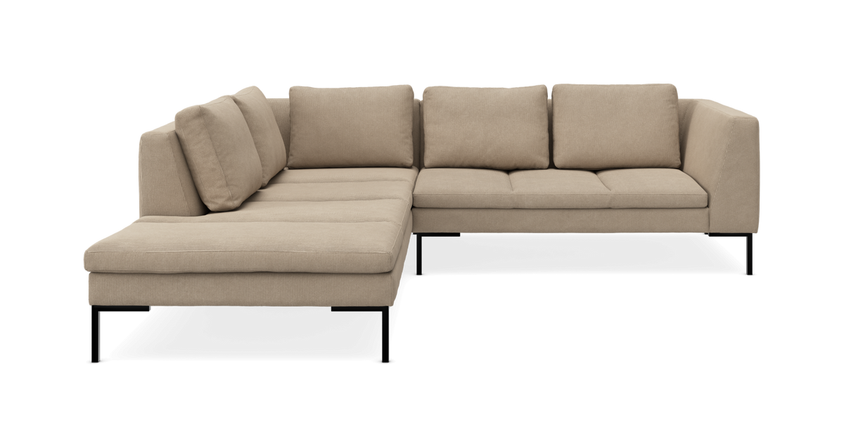 Beige L-formet modulsofa med chaiselong til venstre og sorte ben.