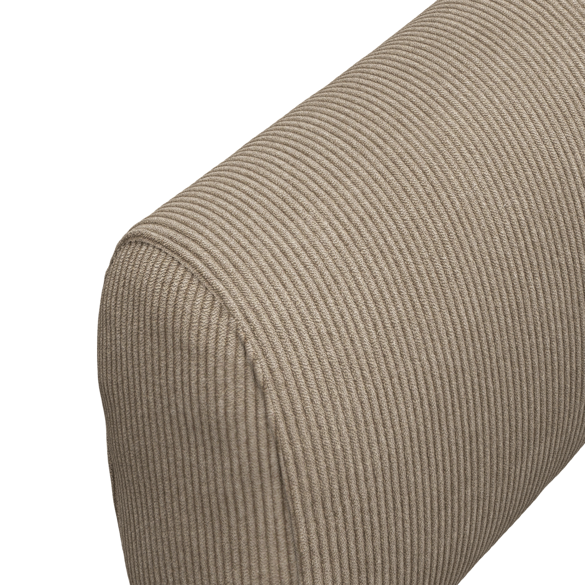 Nærbillede af et beige, rillet stofsofa-armlæn mod hvid baggrund.