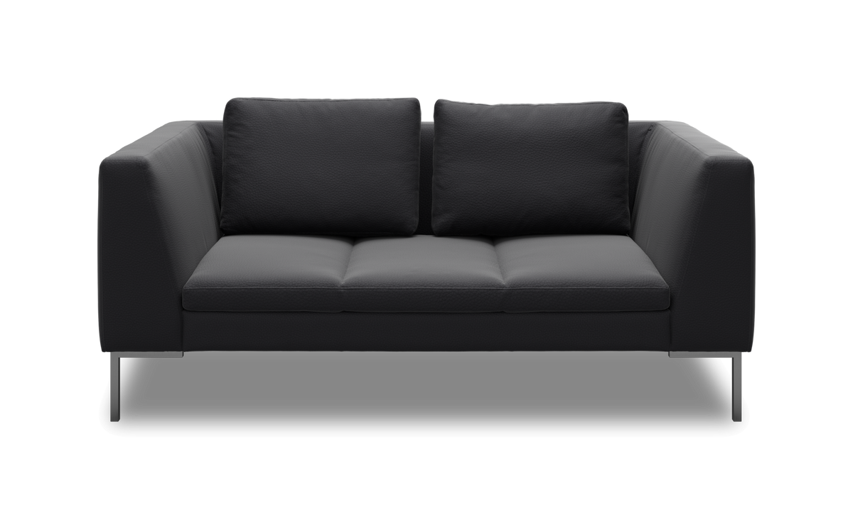 Sort 2-personers sofa i moderne, minimalistisk design fotograferet direkte forfra.