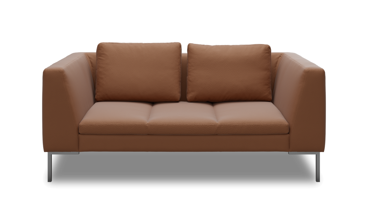 Brun to-personers lædersofa med metalben, frontvisning i studieopsætning.
