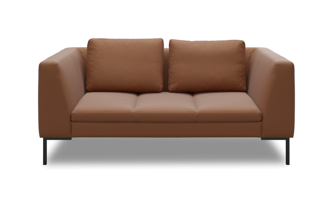 Brun to-personers lædersofa med lige armlæn og sorte ben, fritlagt på hvid baggrund.