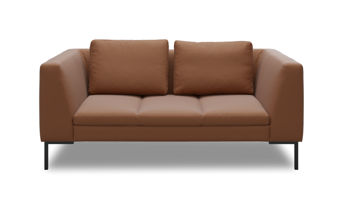 Brun to-personers lædersofa med lige armlæn og sorte ben, fritlagt på hvid baggrund.