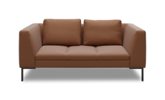 Brun to-personers lædersofa med lige armlæn og sorte ben, fritlagt på hvid baggrund.