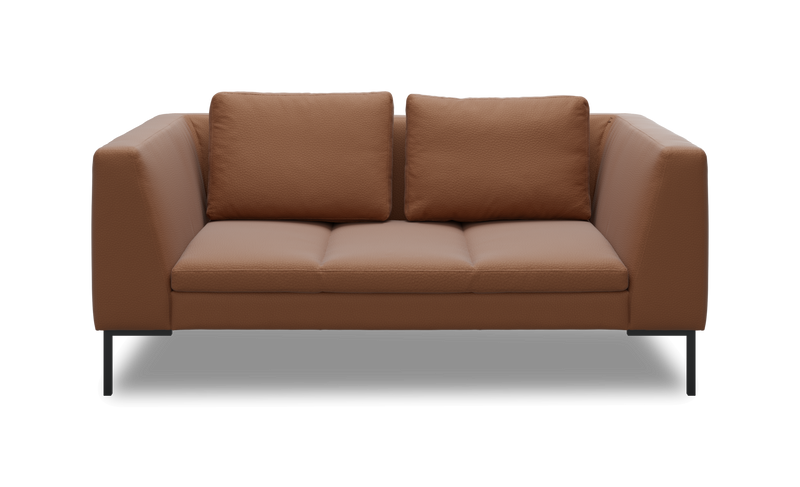 Brun to-personers lædersofa med lige armlæn og sorte ben, fritlagt på hvid baggrund._ps