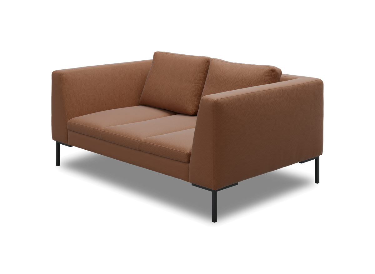 Brun 2-personers sofa i moderne design med sorte metalben og løs ryghynde, frilagt i studie.