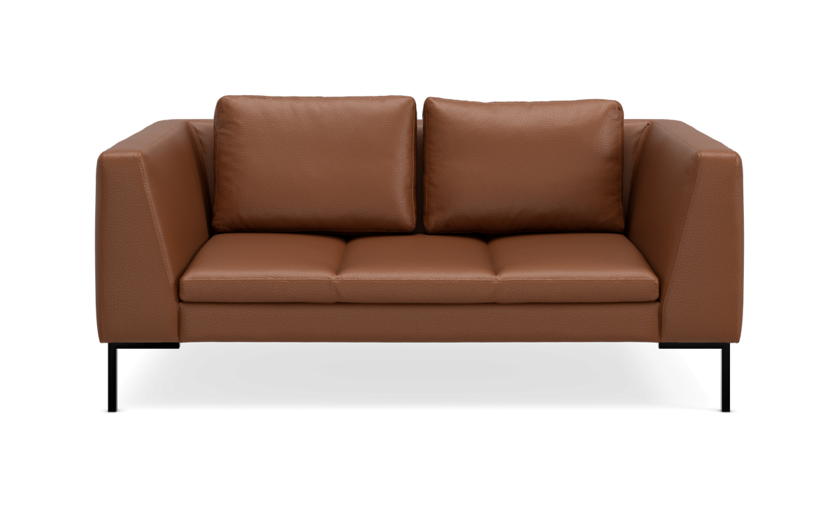 Brun 2-personers lædersofa med sorte ben, frontvisning.