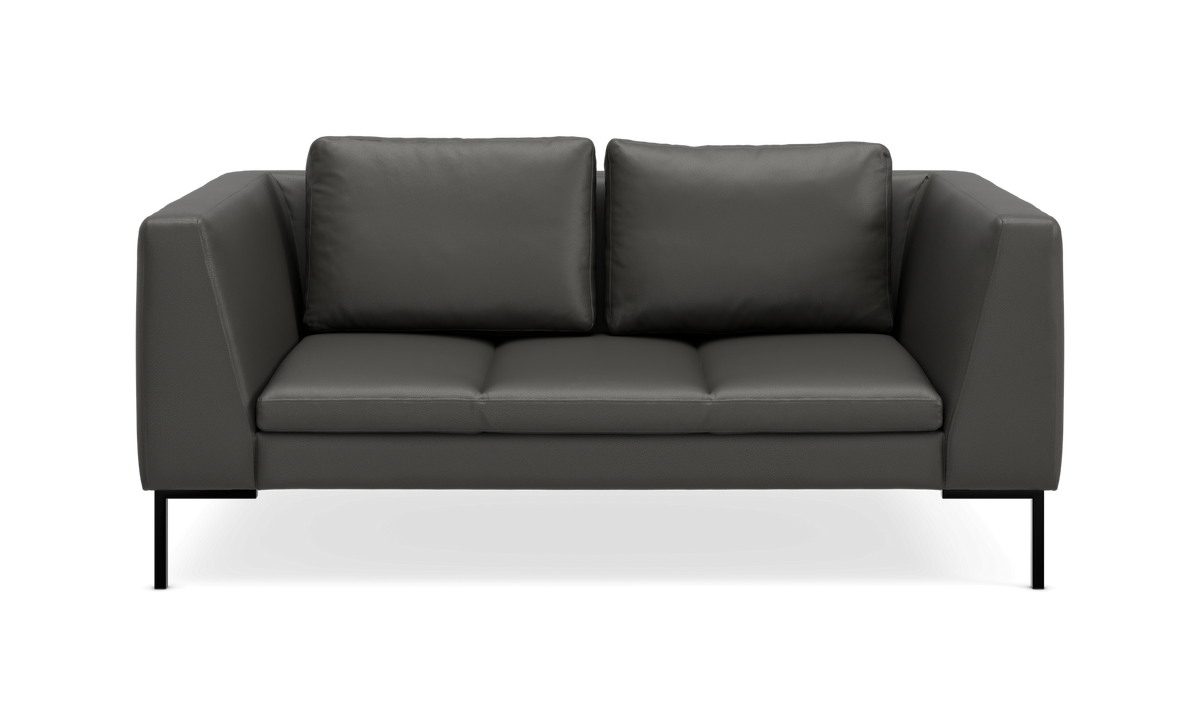 Mørkegrå 2-personers sofa med lige armlæn og slanke sorte metalben, frontvisning.