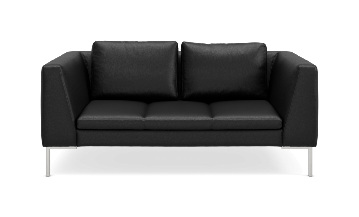 Sort tosædet lædersofa med metalben, frontvisning på neutral studiobaggrund.