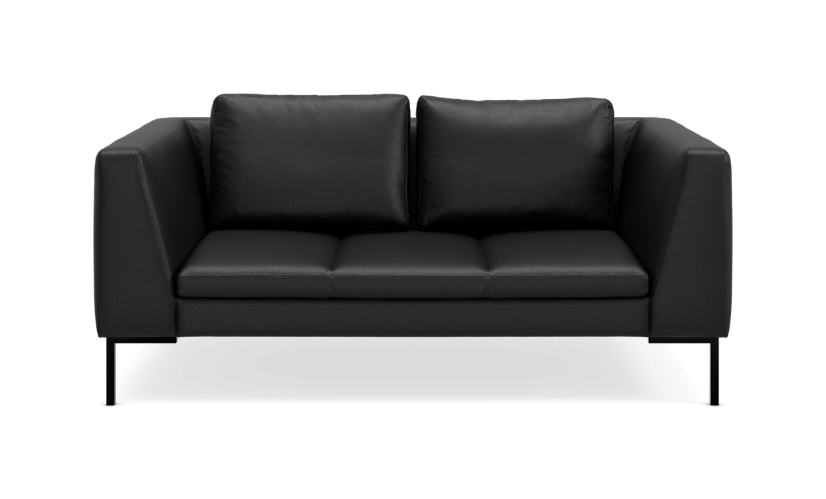 Sort 2-personers lædersofa med to rygpuder, frilagt mod hvid baggrund.