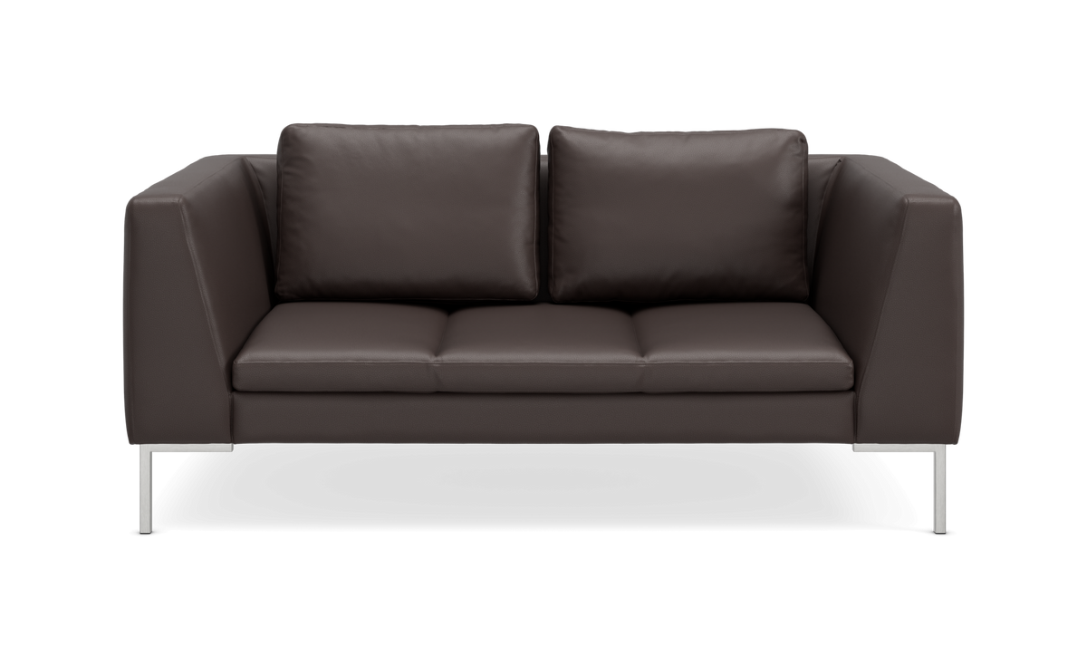 Mørkebrun 2-personers sofa med metalben, set forfra.