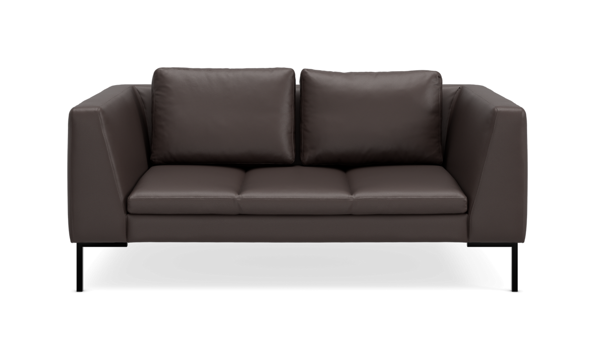 Mørkebrun 2-personers sofa i læder med lige armlæn og sorte metalben, set forfra.