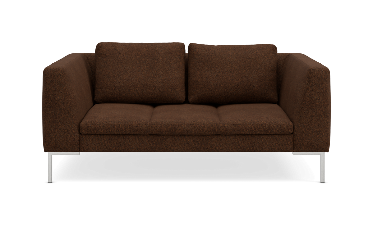 Brun 2-personers sofa i moderne, enkel design med metalben, fritlagt.