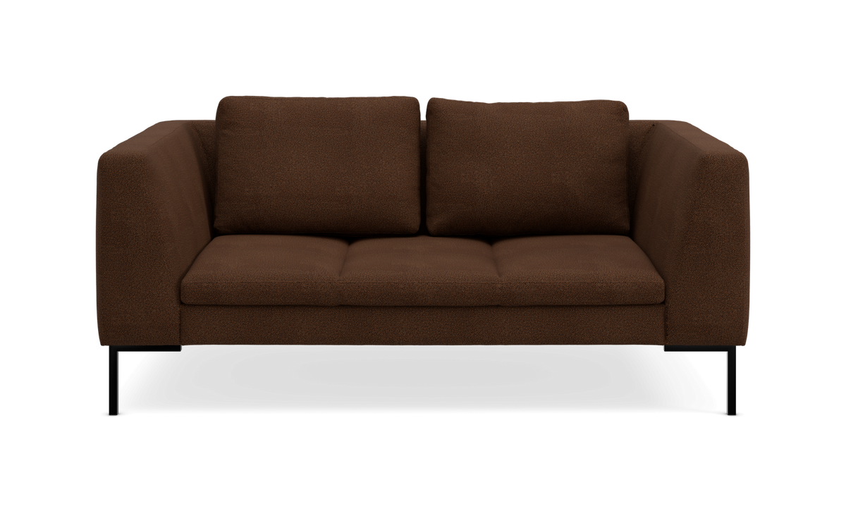 Brun 2-personers sofa med lige armlæn og sorte metalben, set forfra i studio.
