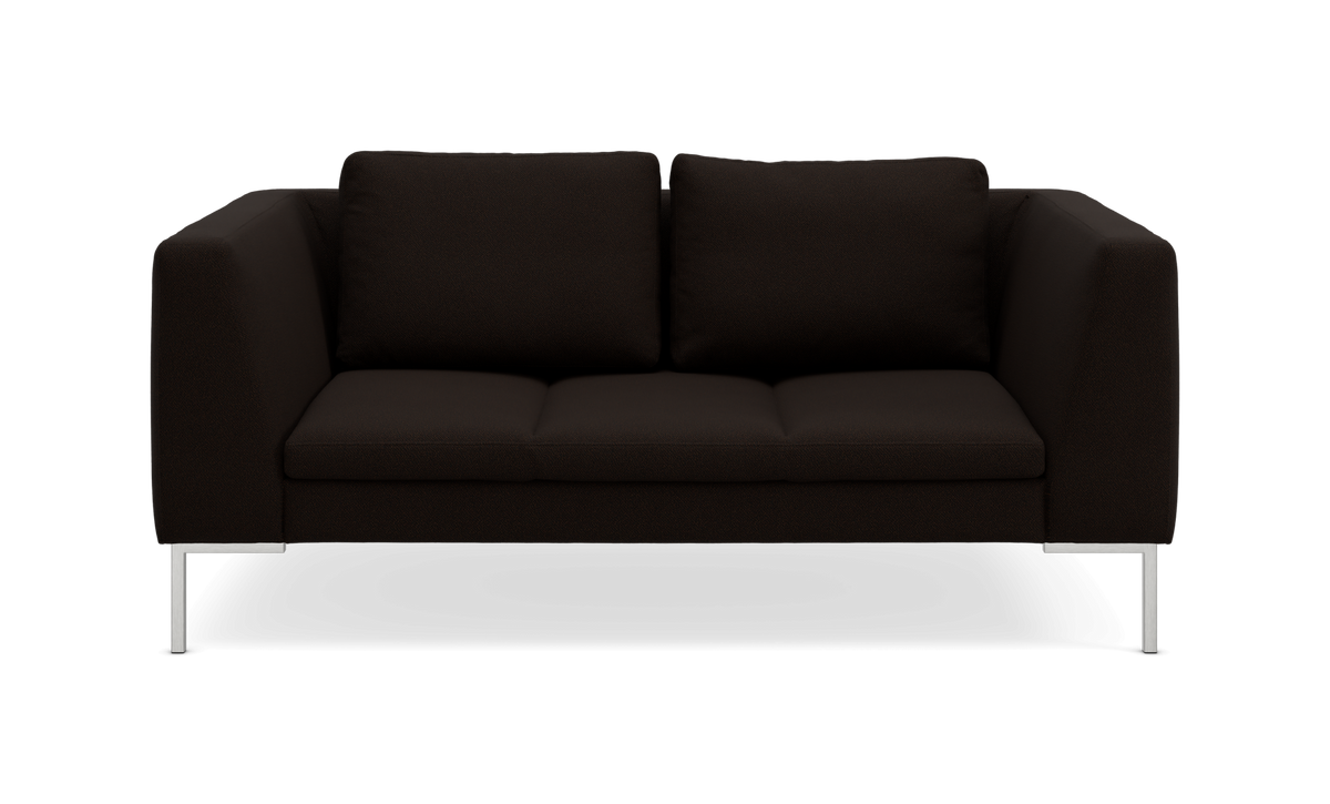 Mørkebrun 2-personers sofa med metalben, set forfra.