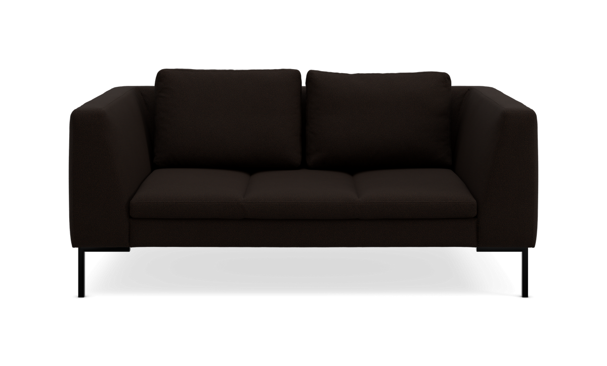Mørkebrun 2-personers sofa med lige armlæn og slanke sorte ben, set forfra.