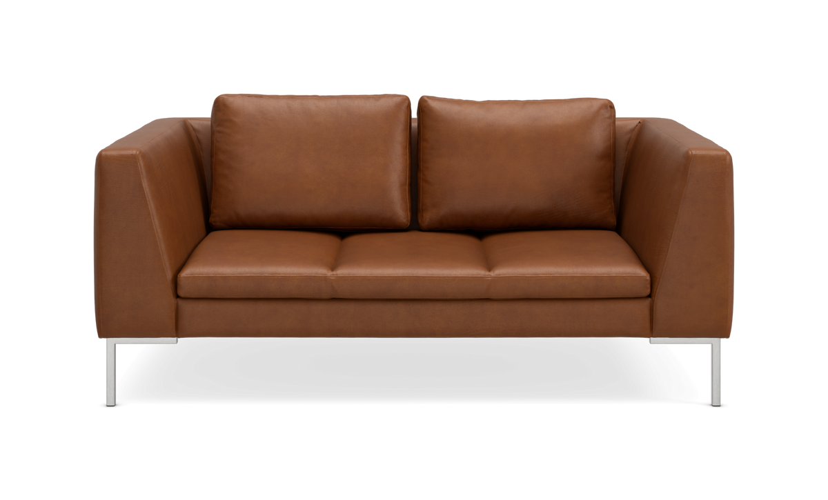 Brun tosædet lædersofa med metalben i frontvisning, studiemiljø.