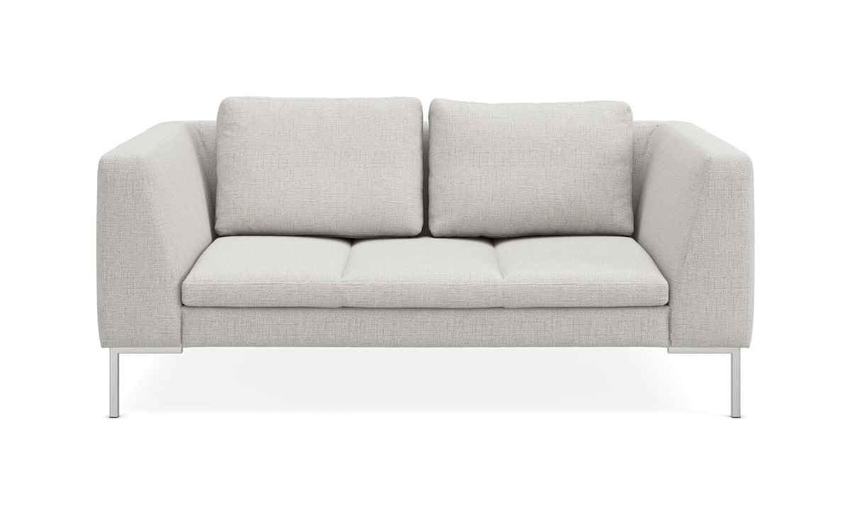Lysegrå 2-personers sofa med lige armlæn og slanke metalben, set forfra.
