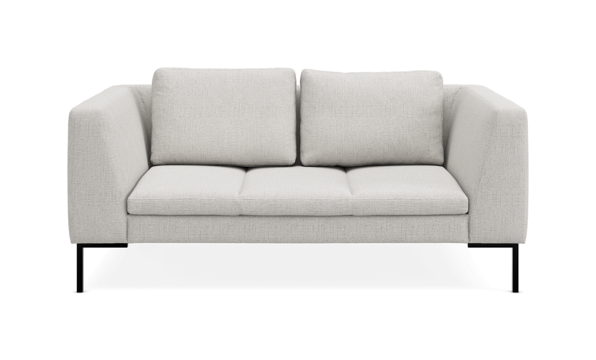 Lysegrå tosæders sofa med sorte metalben, frontvy på sort baggrund.