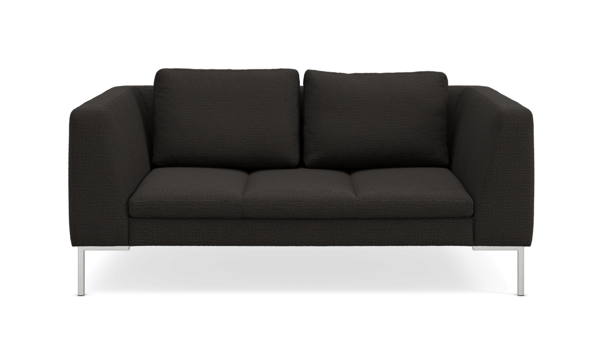 Frontvisning af en mørkegrå 2-personers sofa med metalben på hvid studiebaggrund.
