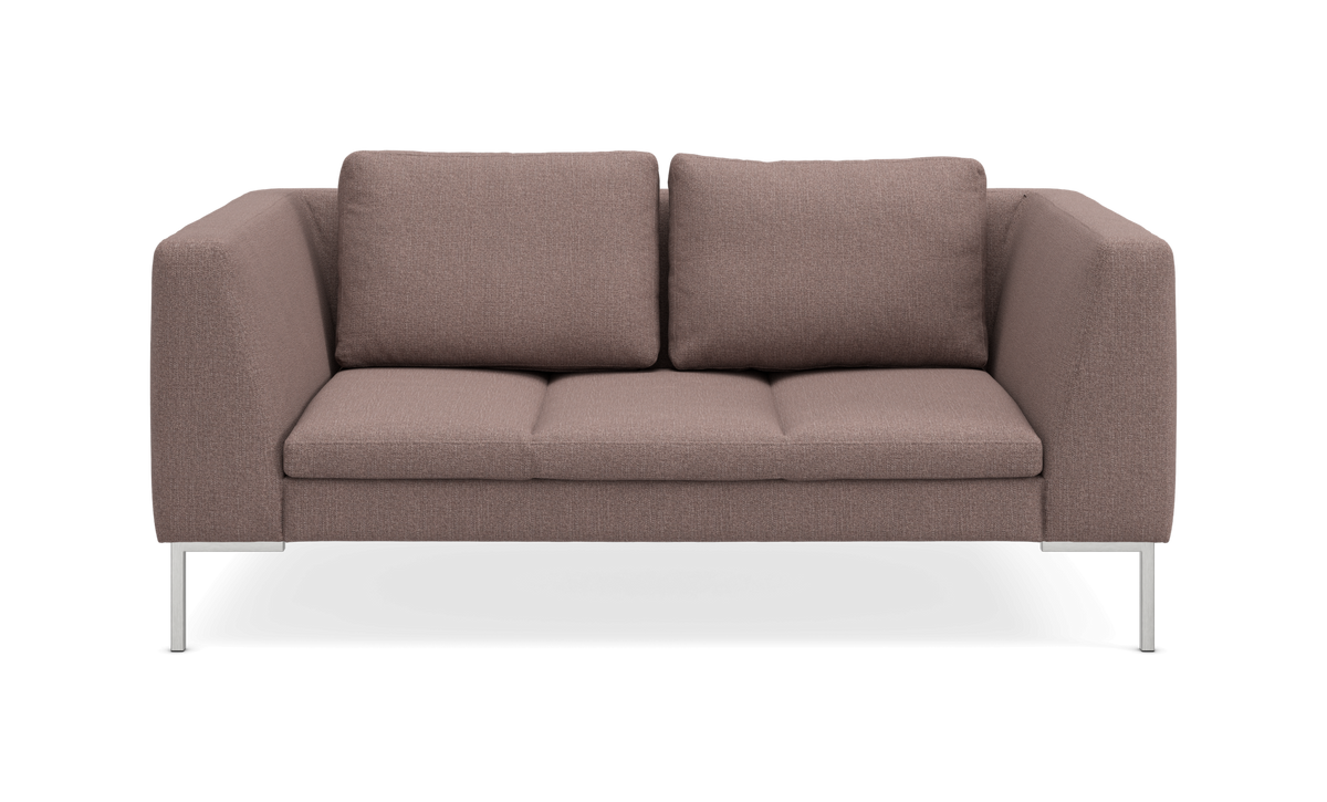 Tosædet sofa i taupe tekstil med metalben, frontvisning.