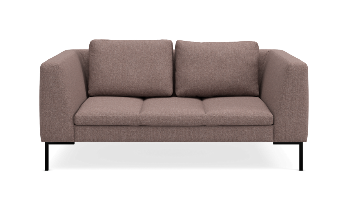Brun/beige 2-personers sofa med firkantede armlæn og sorte ben, frontvisning.
