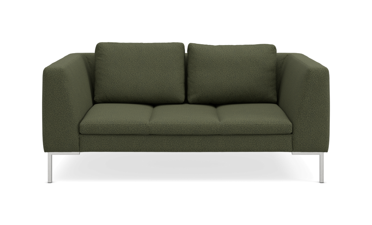 Grøn 2-personers sofa i bouclé med metalben, frilagt frontvisning.