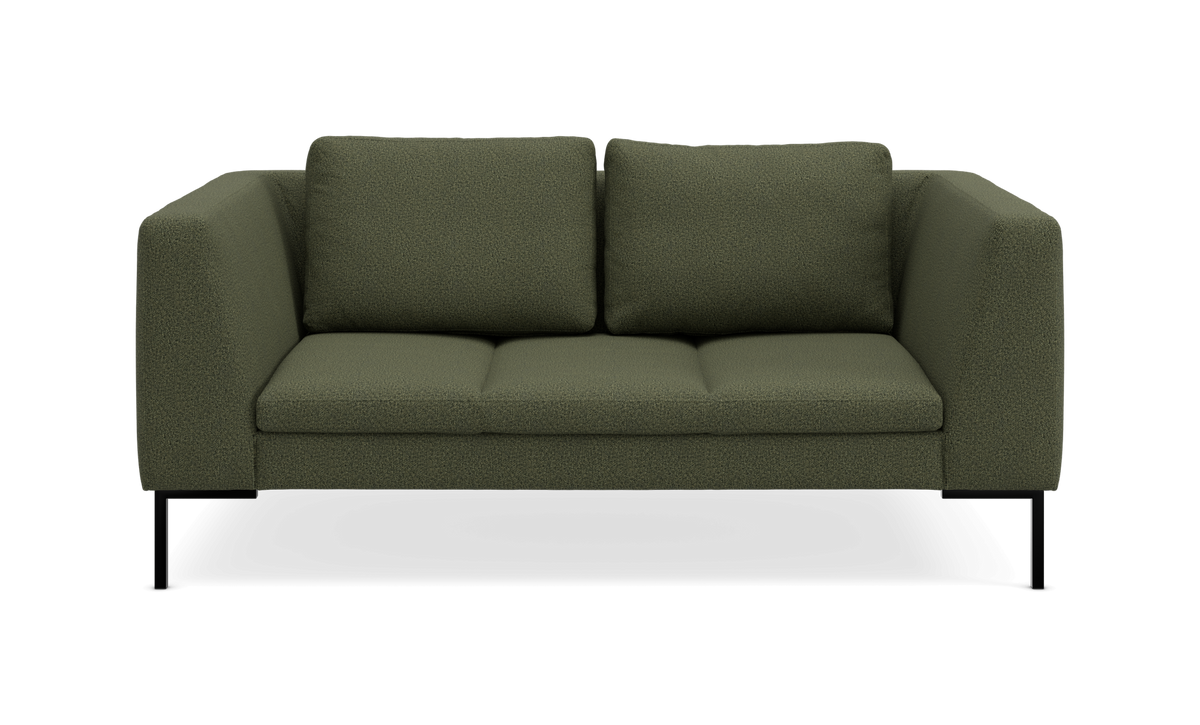 Grøn 2-personers sofa med lige armlæn og sorte ben, set forfra.