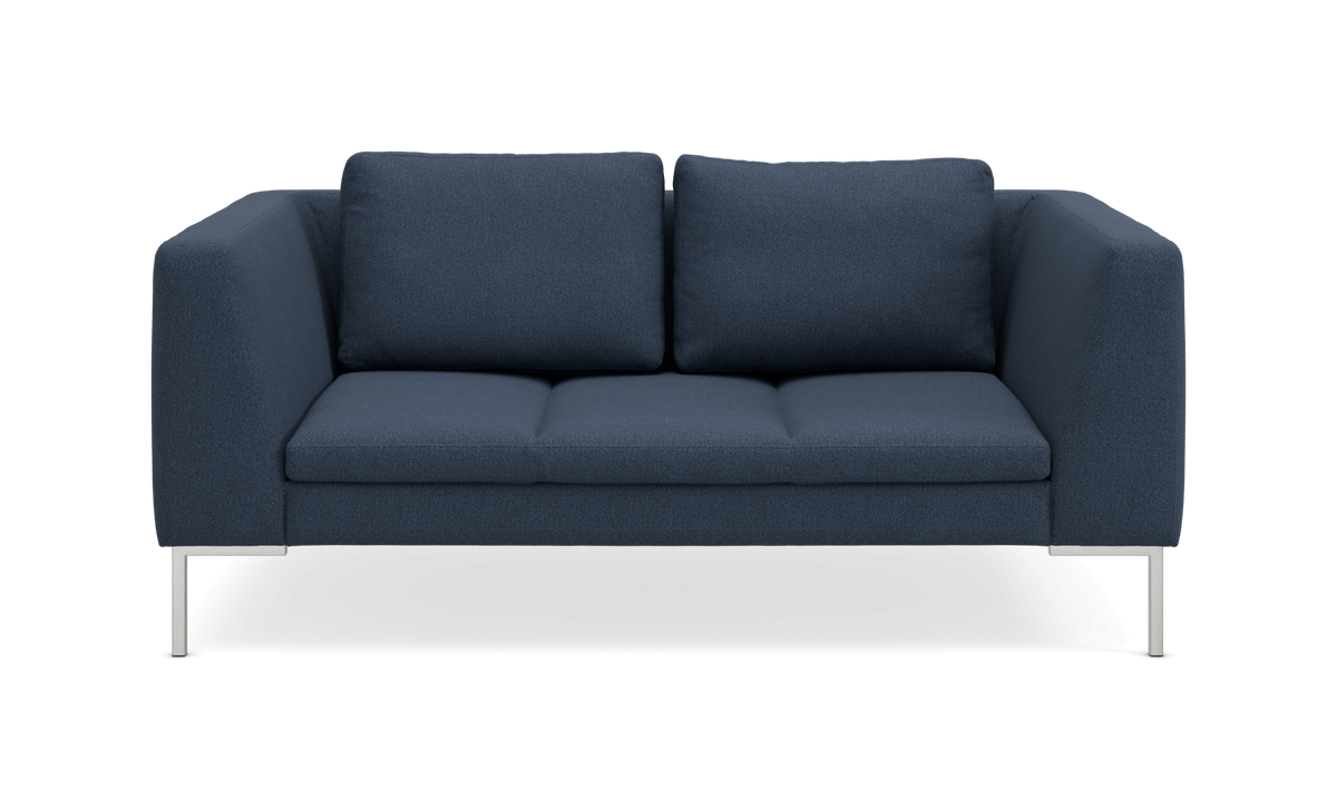 Blå 2-personers sofa med firkantede armlæn og kromben, set forfra.
