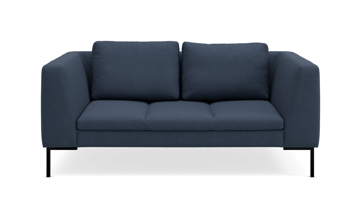 Mørkeblå 2-personers sofa med lige armlæn og slanke sorte ben, set forfra.