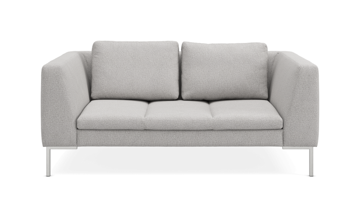 Lysegrå 2-personers sofa med lige armlæn og slanke metalben, set direkte forfra.