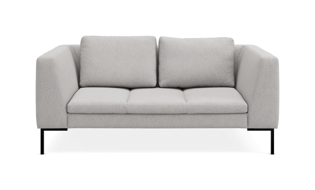 Lysegrå 2-personers sofa med lige armlæn og sorte ben, set forfra.