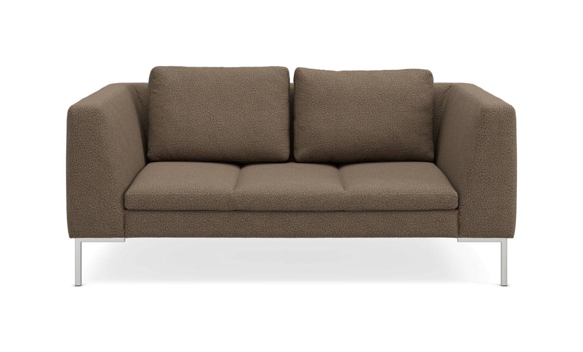 Brun 2-personers sofa med lige armlæn og metalben, frilagt på hvid baggrund.