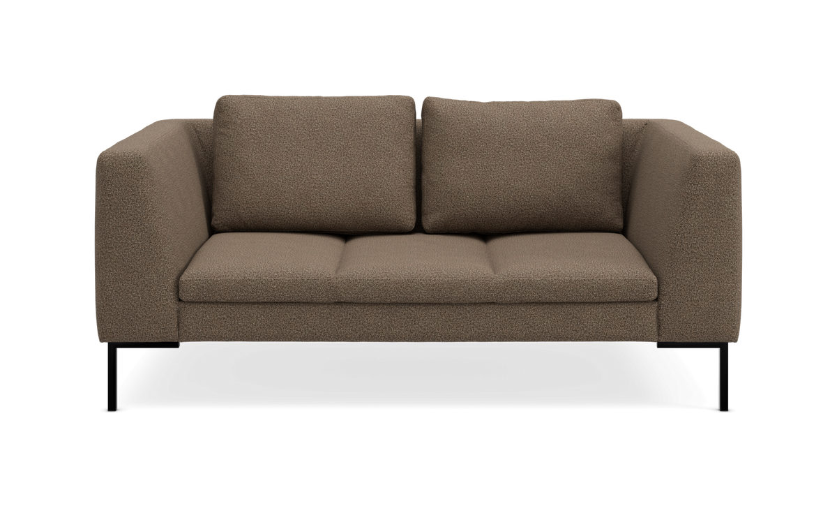 Brun 2-personers sofa med blød polstring og sorte metalben, set forfra på frilagt baggrund.