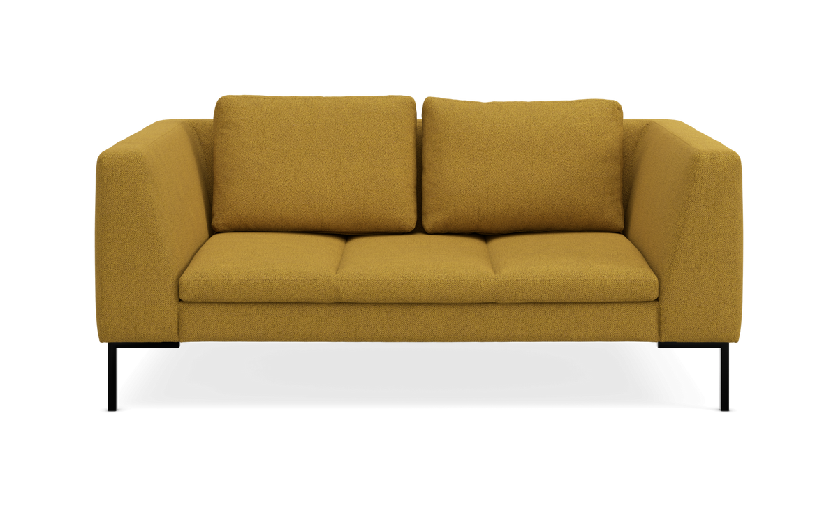 Sennepsgul 2-personers sofa med slanke sorte ben, frontvisning på isoleret sort baggrund.
