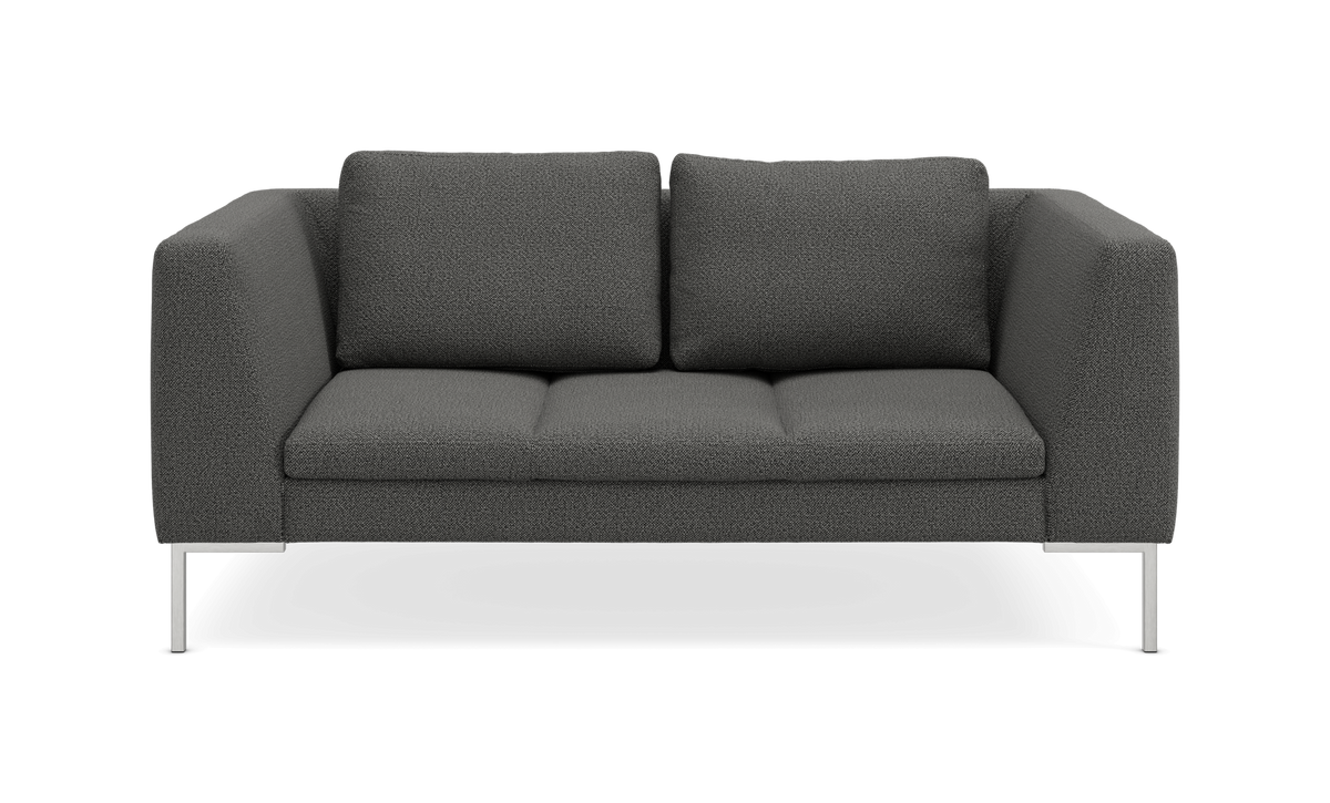 Mørkegrå 2-personers sofa med kantede armlæn og metalben, set forfra på neutral baggrund.