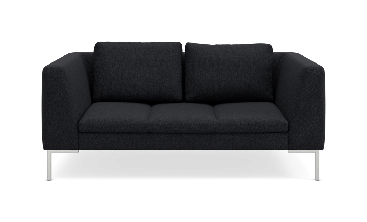Sort 2-personers sofa med lige armlæn og metalben, frilagt mod hvid baggrund.