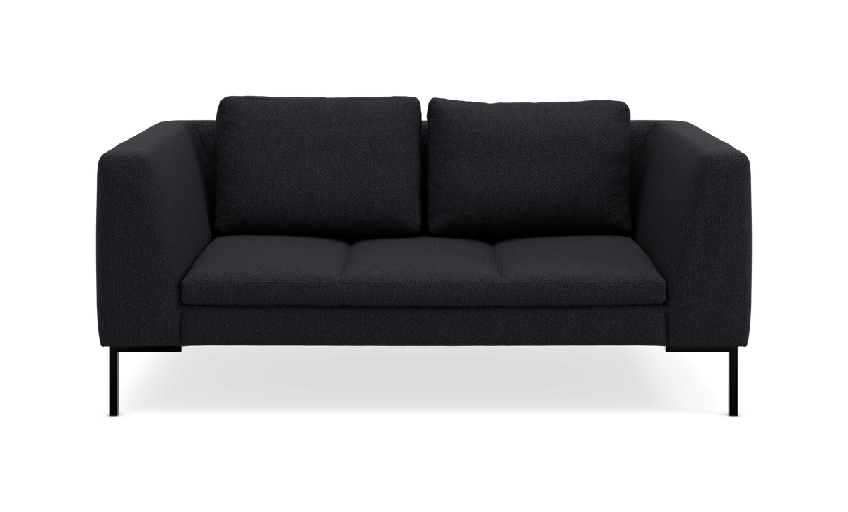 Sort 2-personers sofa med lige armlæn og slanke metalben, fotograferet lige forfra på neutral baggrund.