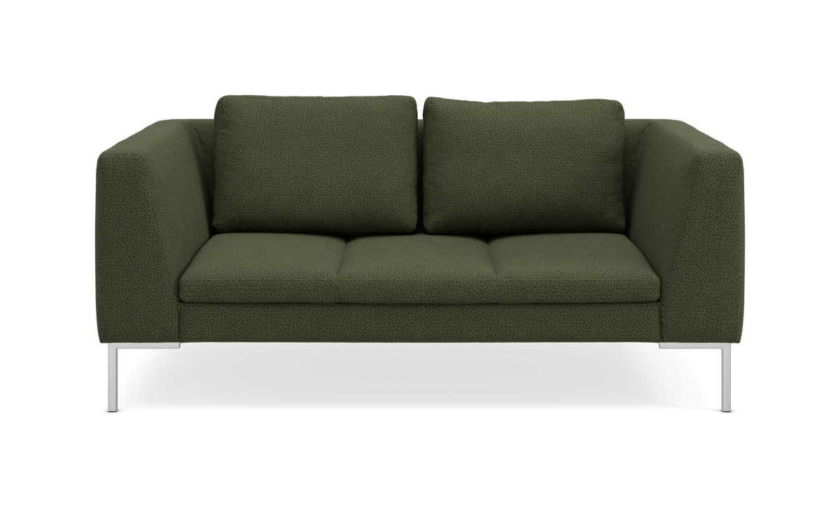 Olivengrøn 2-personers sofa med firkantede armlæn og metalben, set forfra mod sort baggrund.