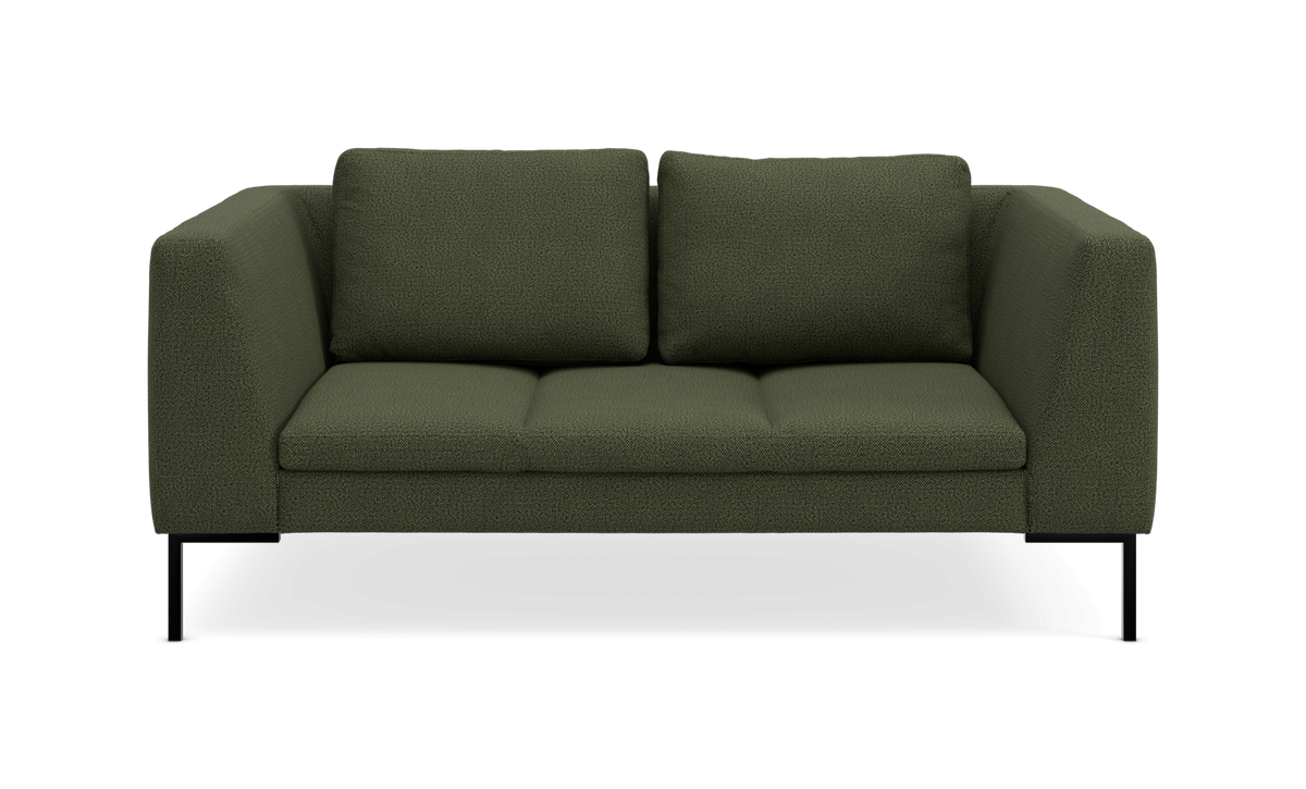 Mørkegrøn 2-personers sofa med firkantede armlæn og sorte metalben, set forfra frilagt.