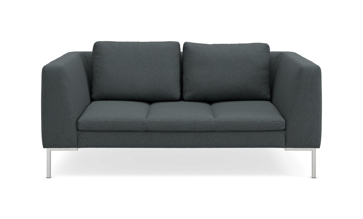 Mørkegrå 2-personers sofa med metalben, frontvisning på hvid baggrund.