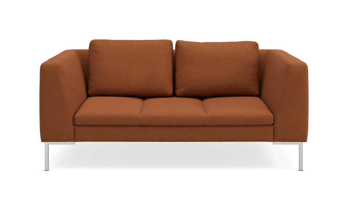 Forfra: rustfarvet 2-personers sofa med firkantede armlæn og metalben, frilagt.