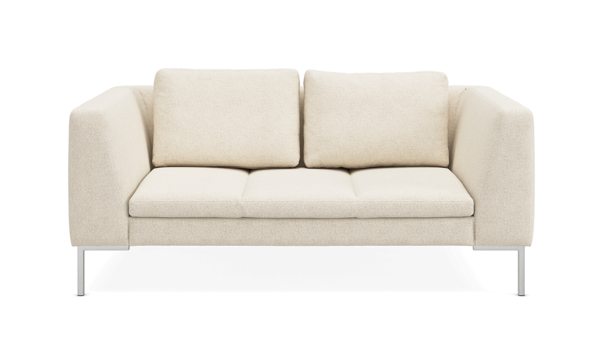 Beige 2-personers sofa med lige armlæn på slanke metalben, frilagt mod hvid baggrund.