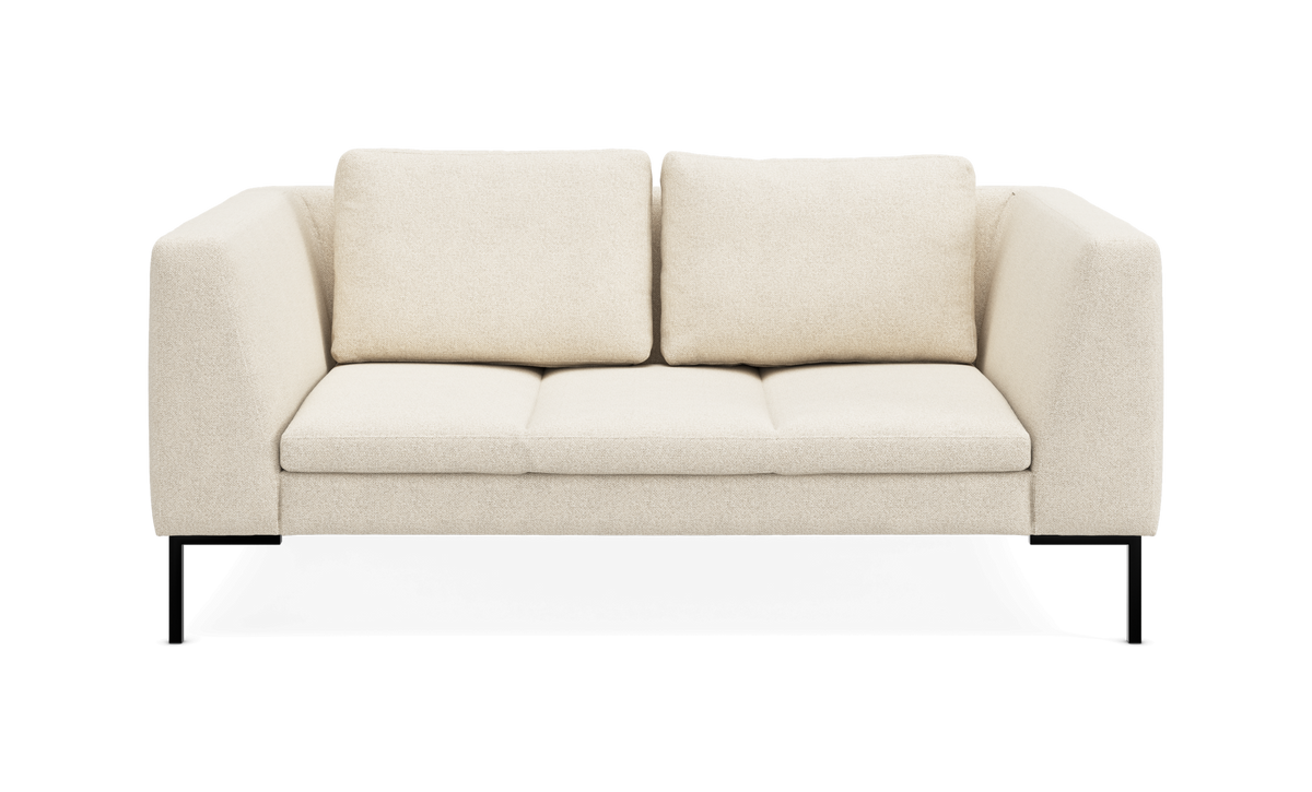 Beige to-personers sofa med lige armlæn og to ryghynder på sorte metalben, set forfra.