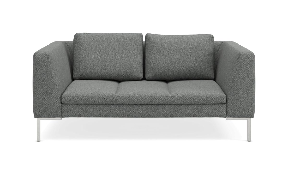 Grå 2-personers sofa med metalben set direkte forfra.
