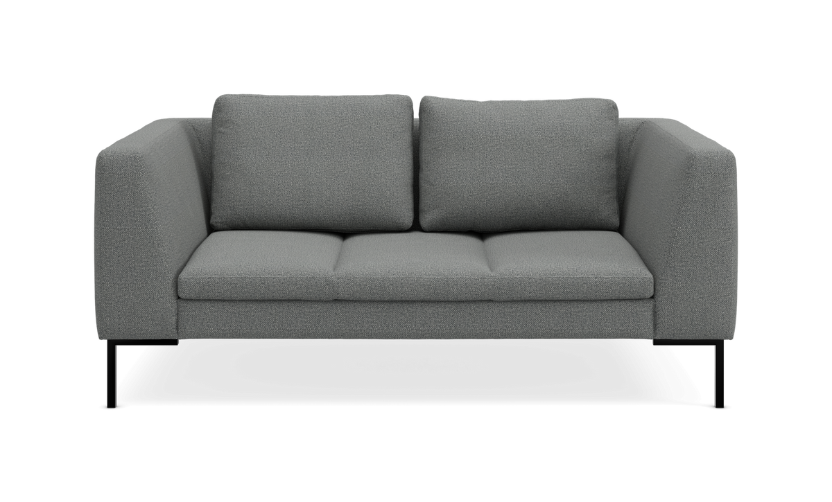 Grå 2‑personers sofa med lige armlæn og sorte ben, frontvisning frilagt mod sort baggrund.