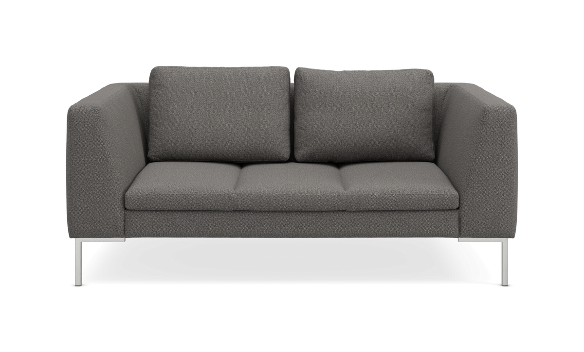 Grå to-personers sofa i moderne stil med metalben, frontvisning.