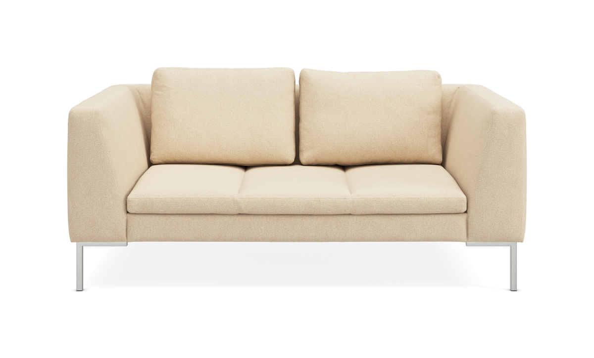 Beige 2-personers sofa med rette armlæn og metalben, frilagt på hvid baggrund.