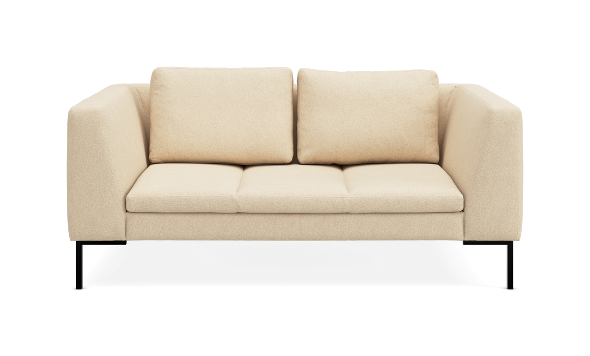 Beige 2-personers sofa med sorte ben, set forfra.