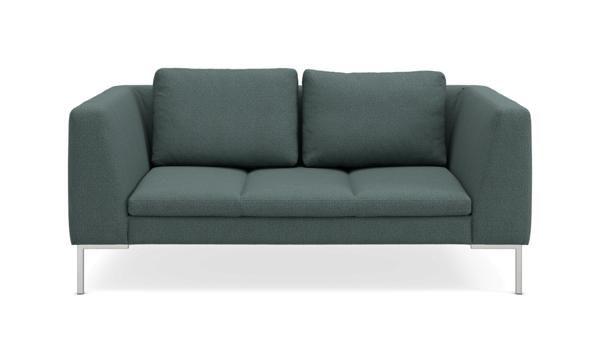 Mørkegrøn 2-personers sofa med firkantede armlæn og slanke metalben.